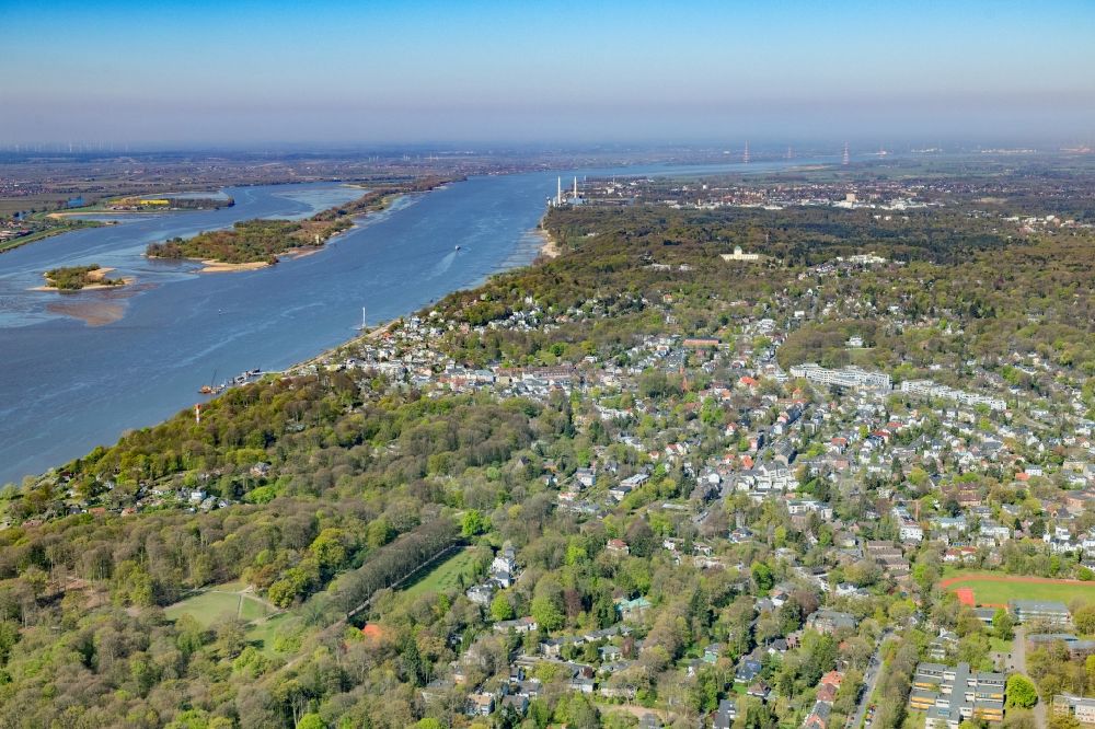 Hamburg from the bird's eye view: Outskirts residential on the river course of the Elbe in the district Blankenese in Hamburg, Germany