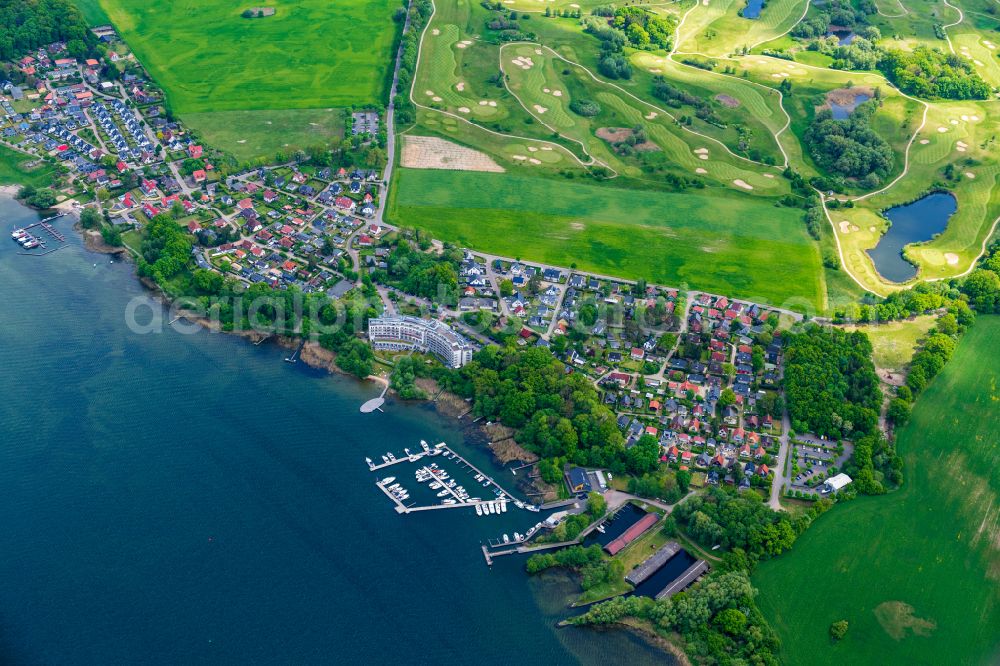 Aerial photograph Göhren-Lebbin - Outskirts residential with the Fleesen lake in Goehren-Lebbin in the state Mecklenburg - Western Pomerania
