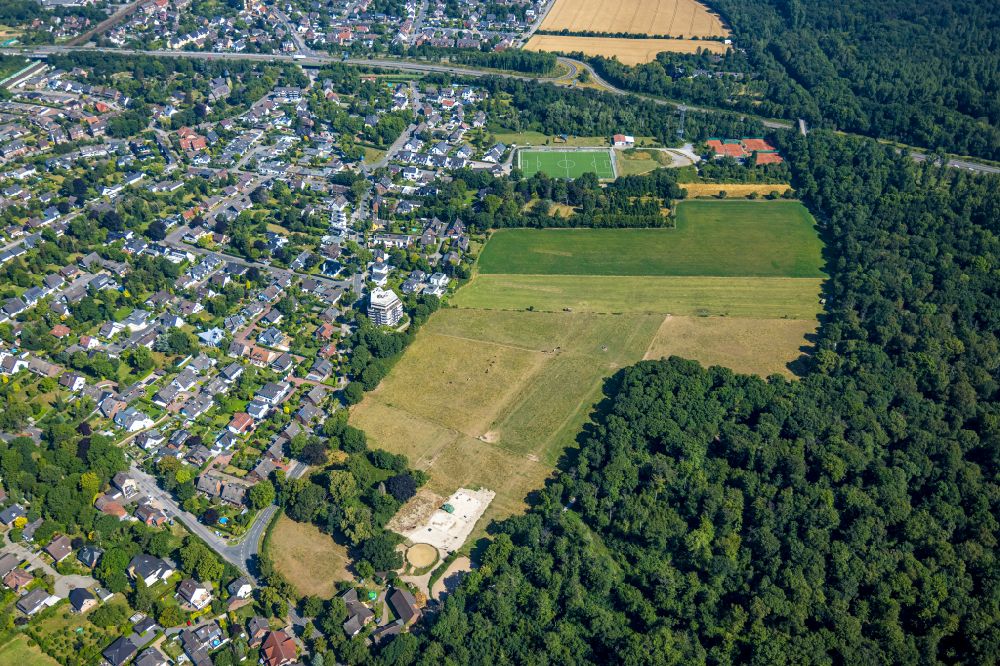Duisburg from the bird's eye view: Outskirts residential on the Rahmer Benden and the forest area Grindsmark in Duisburg in the state North Rhine-Westphalia, Germany