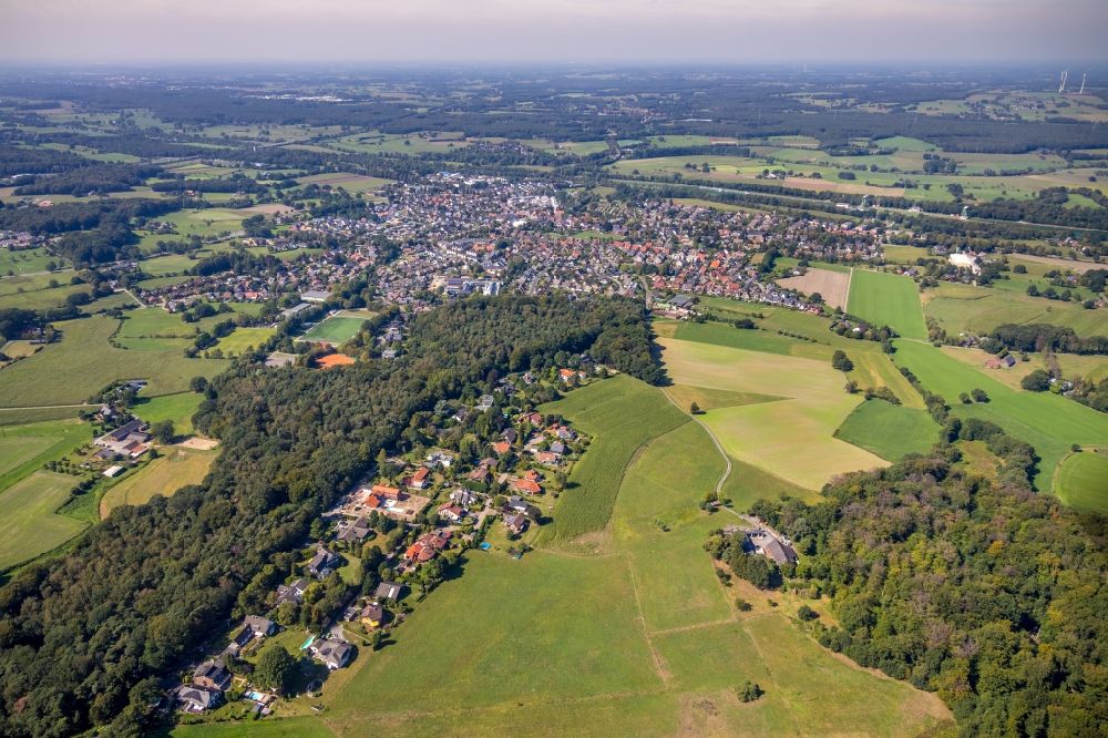 Aerial photograph Hünxe - Outskirts residential Am Ringwall in Huenxe in the state North Rhine-Westphalia, Germany