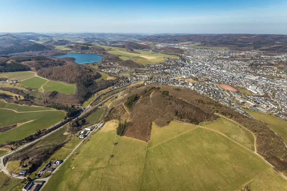 Meschede from the bird's eye view: City view from the outskirts with adjacent agricultural fields entlang of Loettmaringhauser Weg in Meschede at Sauerland in the state North Rhine-Westphalia, Germany