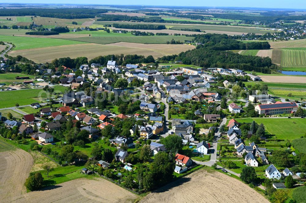 Aerial photograph Erbengrün - City view from the outskirts with adjacent agricultural fields in Erbengrün in the state Thuringia, Germany