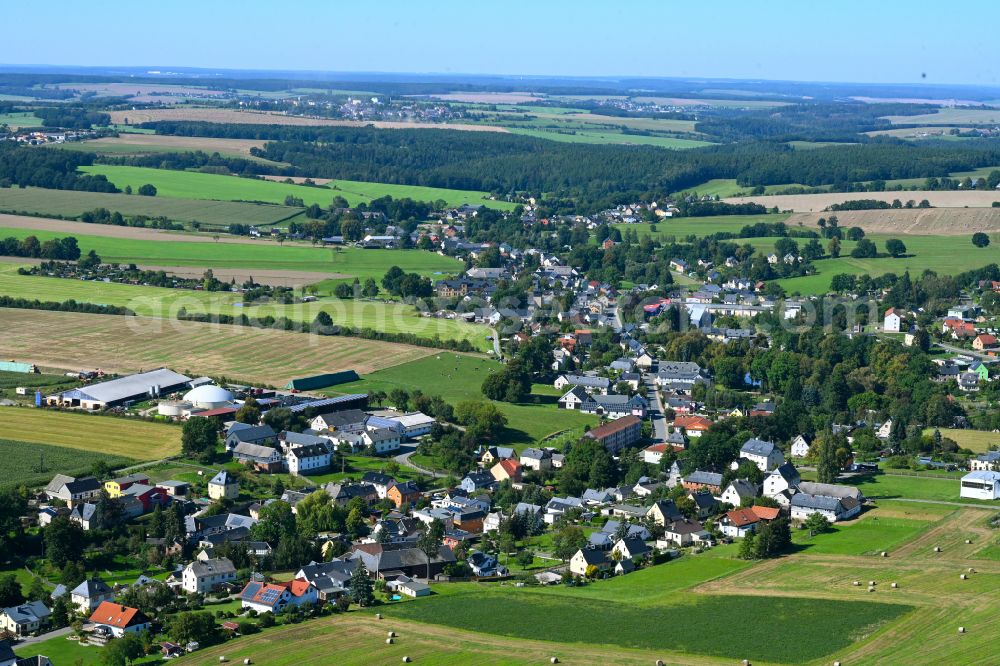 Aerial photograph Göttendorf - City view from the outskirts with adjacent agricultural fields in Göttendorf in the state Thuringia, Germany