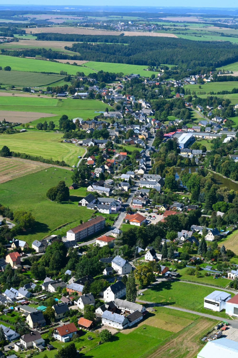 Göttendorf from the bird's eye view: City view from the outskirts with adjacent agricultural fields in Göttendorf in the state Thuringia, Germany