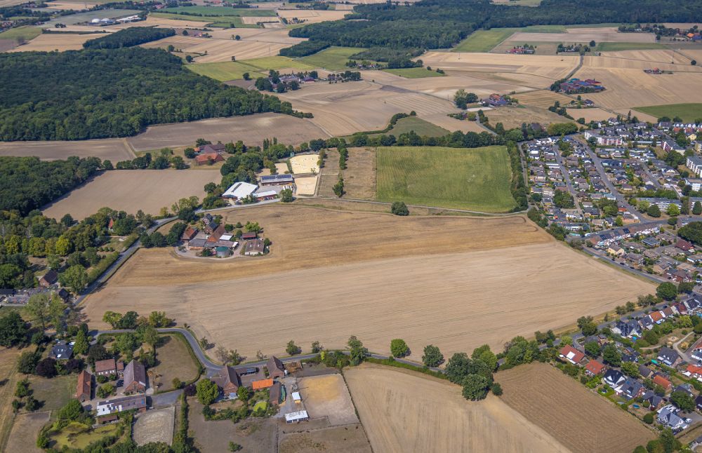 Hamm from the bird's eye view: City view from the outskirts with adjacent agricultural fields on street Dasbecker Weg in the district Heessen in Hamm at Ruhrgebiet in the state North Rhine-Westphalia, Germany