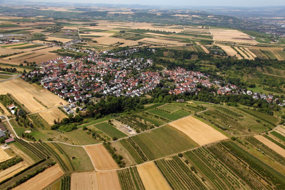 Wackernheim from the bird's eye view: City view from the outskirts with adjacent agricultural fields of Stadtteils Ingelheim - Wackernheim in Wackernheim in the state Rhineland-Palatinate, Germany