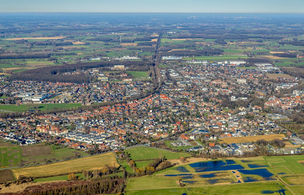 Werne from the bird's eye view: City view from the outskirts with adjacent agricultural fields in Werne at Ruhrgebiet in the state North Rhine-Westphalia, Germany