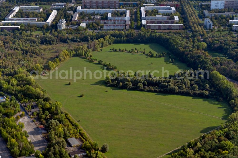 Leipzig from the bird's eye view: City view from the outskirts with adjacent meadow landscape along the Luetzner Strasse in the district Schoenau in Leipzig in the state Saxony, Germany