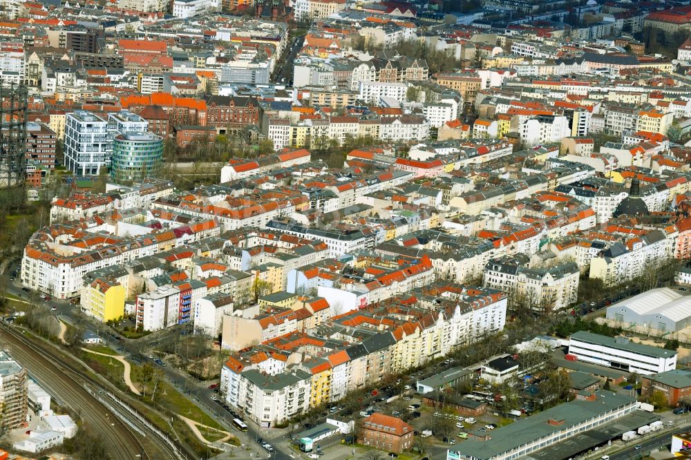 Aerial photograph Berlin - District view with streets and houses of the residential areas in the urban area in the Schoeneberg district in Berlin, Germany