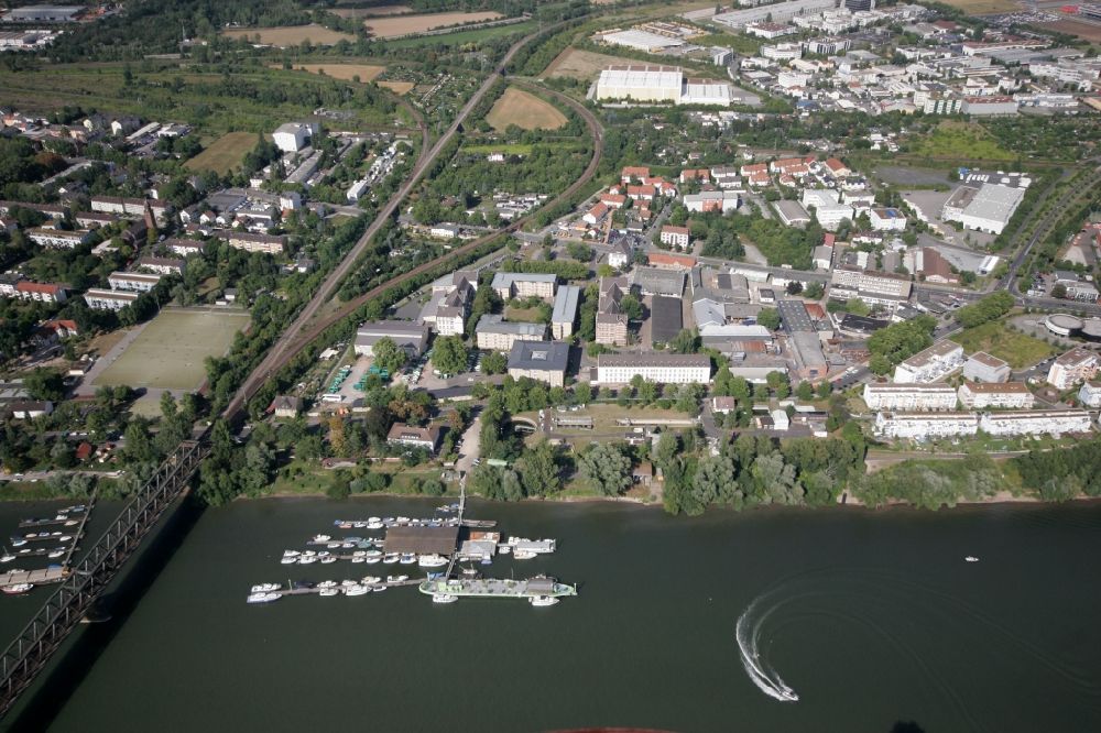 Aerial photograph Wiesbaden Mainz-Amöneburg - The lying on the banks of the Rhine district Mainz-Amoeneburg with residential areas, marinas, railway bridge with tracks and a large police station in Wiesbaden in Hesse
