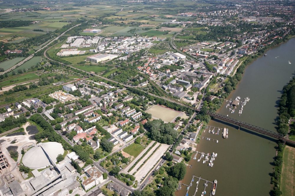 Aerial image Wiesbaden Mainz-Amöneburg - The lying on the banks of the Rhine district Mainz-Amoeneburg with residential areas, marinas and rail bridge in Wiesbaden in Hesse