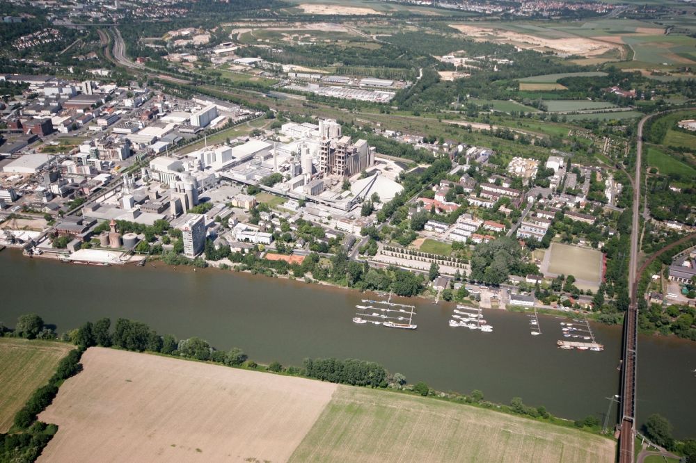 Aerial photograph Wiesbaden - The lying on the banks of the Rhine district Mainz-Amoeneburg with residential areas, marinas and rail bridge in Wiesbaden in Hesse
