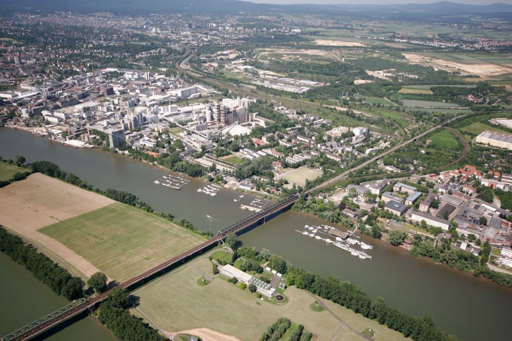 Wiesbaden from the bird's eye view: The lying on the banks of the Rhine district Mainz-Amoeneburg with residential areas, marinas and rail bridge in Wiesbaden in Hesse