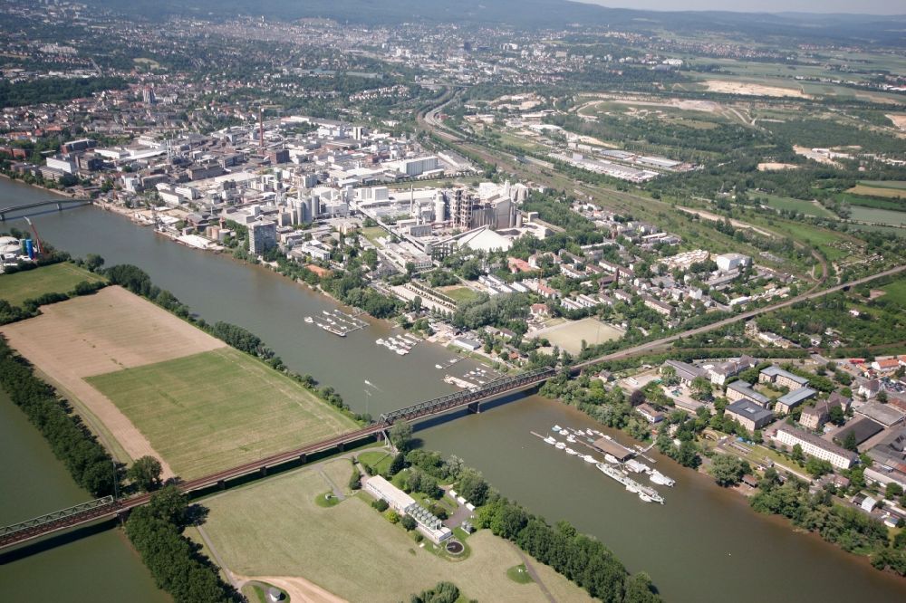 Aerial image Wiesbaden - The lying on the banks of the Rhine district Mainz-Amoeneburg with residential areas, marinas and rail bridge in Wiesbaden in Hesse