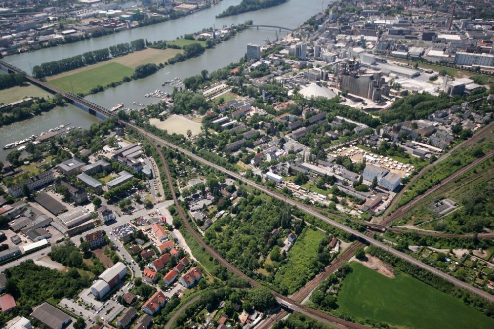 Aerial image Wiesbaden - The lying on the banks of the Rhine district Mainz-Amoeneburg with residential areas, marinas and rail bridge in Wiesbaden in Hesse
