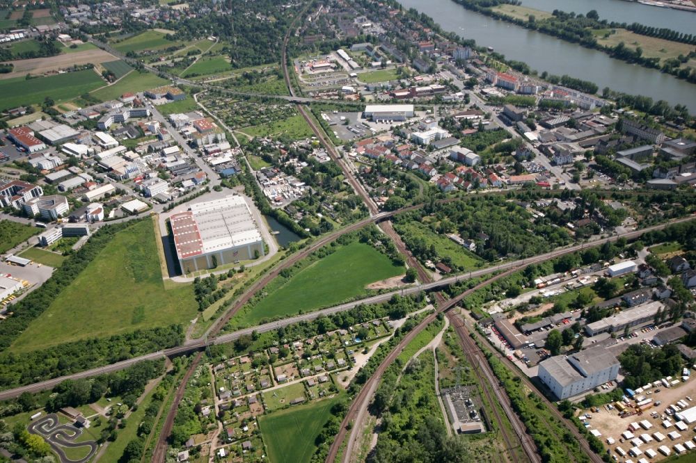 Wiesbaden from above - The lying on the banks of the Rhine district Mainz-Amoeneburg with residential areas, marinas and rail bridge in Wiesbaden in Hesse