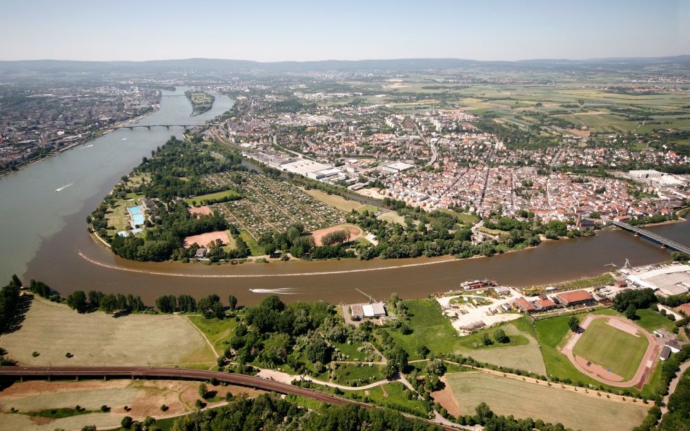 Wiesbaden from the bird's eye view: The district Mainz-Kastel with residential and industrial areas in Wiesbaden in Hesse. The village is located at the estuary of the Main and the Rhine
