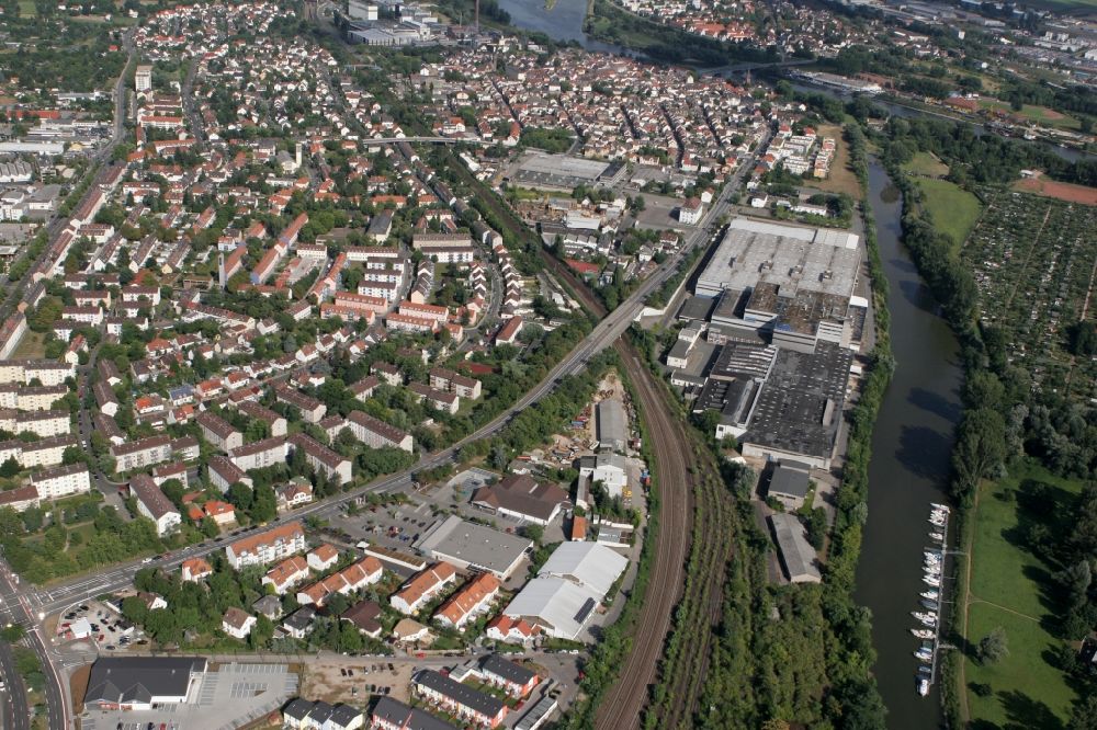 Aerial photograph Wiesbaden - The district Mainz-Kostheim with residential and industrial areas, including the factory site of the gas producer Linde Aktiengesellschaft in Wiesbaden in Hesse