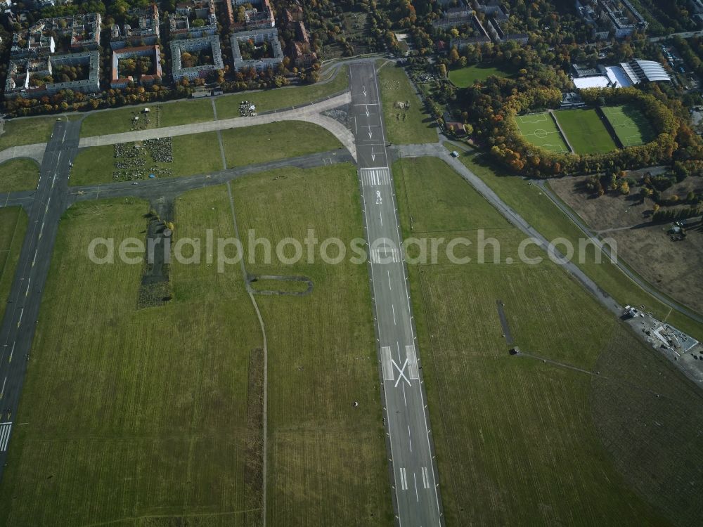 Aerial image Berlin - District Tempelhof with former take-off and landing strip of thze former airport Tempelhof - Tempelhofer field in the city in Berlin. In the picture the Allmende-Kontor garden and the Werner-Seelenbinder-sports park in Neukoelln