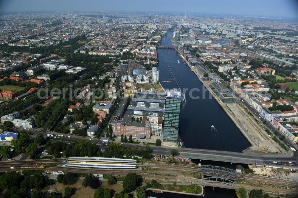 Aerial image Berlin - View of the Alt-Treptow and Friedrichshain-Kreuzberg parts along the river Spree in Berlin in Germany. View from the East towards Mitte. The foreground shows the high rise building complex Treptowers as well as the S-Bahn-Station Treptower Park and Elsenbruecke Bridge