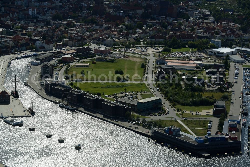 Aerial photograph Wismar - View of the Old Harbour Alter Holzhafen in the North of the historic town centre of Wismar in the state of Mecklenburg - Western Pomerania. Parks, lawns, residential and commercial buildings are located on the historic site today