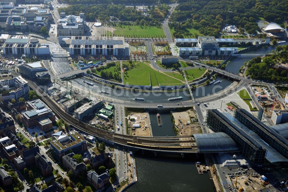 Berlin-Moabit from the bird's eye view: View Berlin Moabit district of the Berlin Central Station / Lehrter Bahnhof Spreebogen the government district with the Federal Chancellery and the Reichstag. Forefront in the construction sites of the Humboldt Harbor