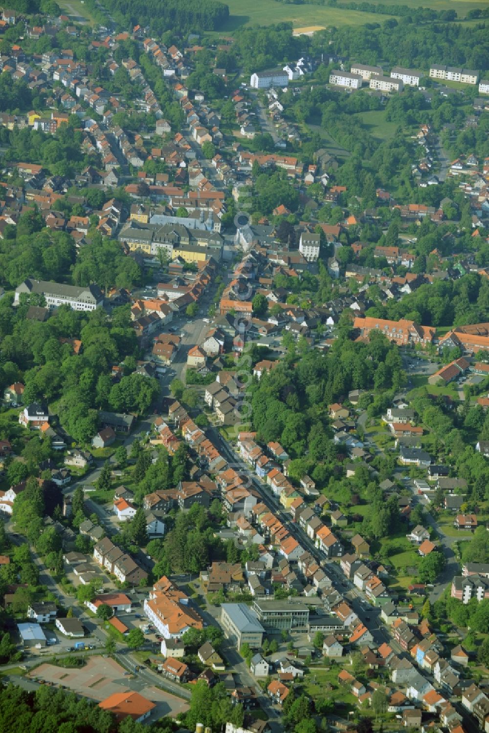 Clausthal-Zellerfeld from the bird's eye view: View of the Southwest of the town of Clausthal-Zellerfeld in the state of Lower Saxony. The mountain and university town is an official spa resort in the county district of Goslar. A residential area is located in its Southwest. View along Adolph-Roemer-Strasse where the church Marktkirche zum Heiligen Geist is located