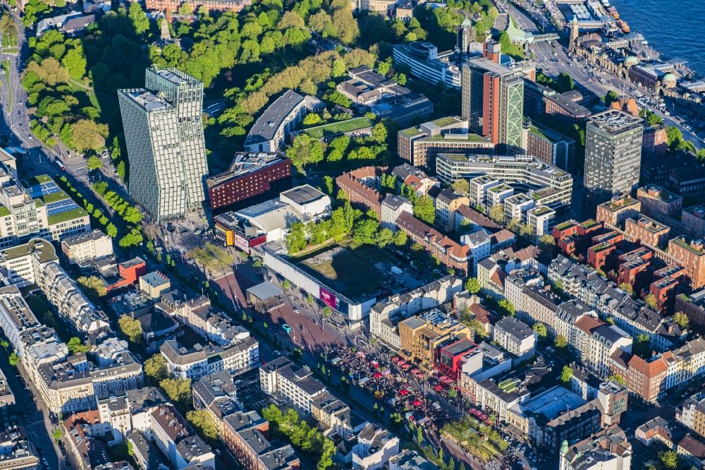 Hamburg from the bird's eye view: View of the neighborhood of St.Pauli with business and office buildings and towers in the North of Reeperbahn in Hamburg in Germany