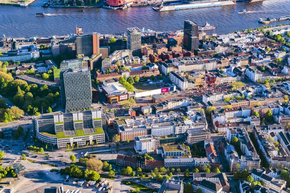 Aerial image Hamburg - View of the neighborhood of St.Pauli with business and office buildings and towers in the North of Reeperbahn in Hamburg in Germany