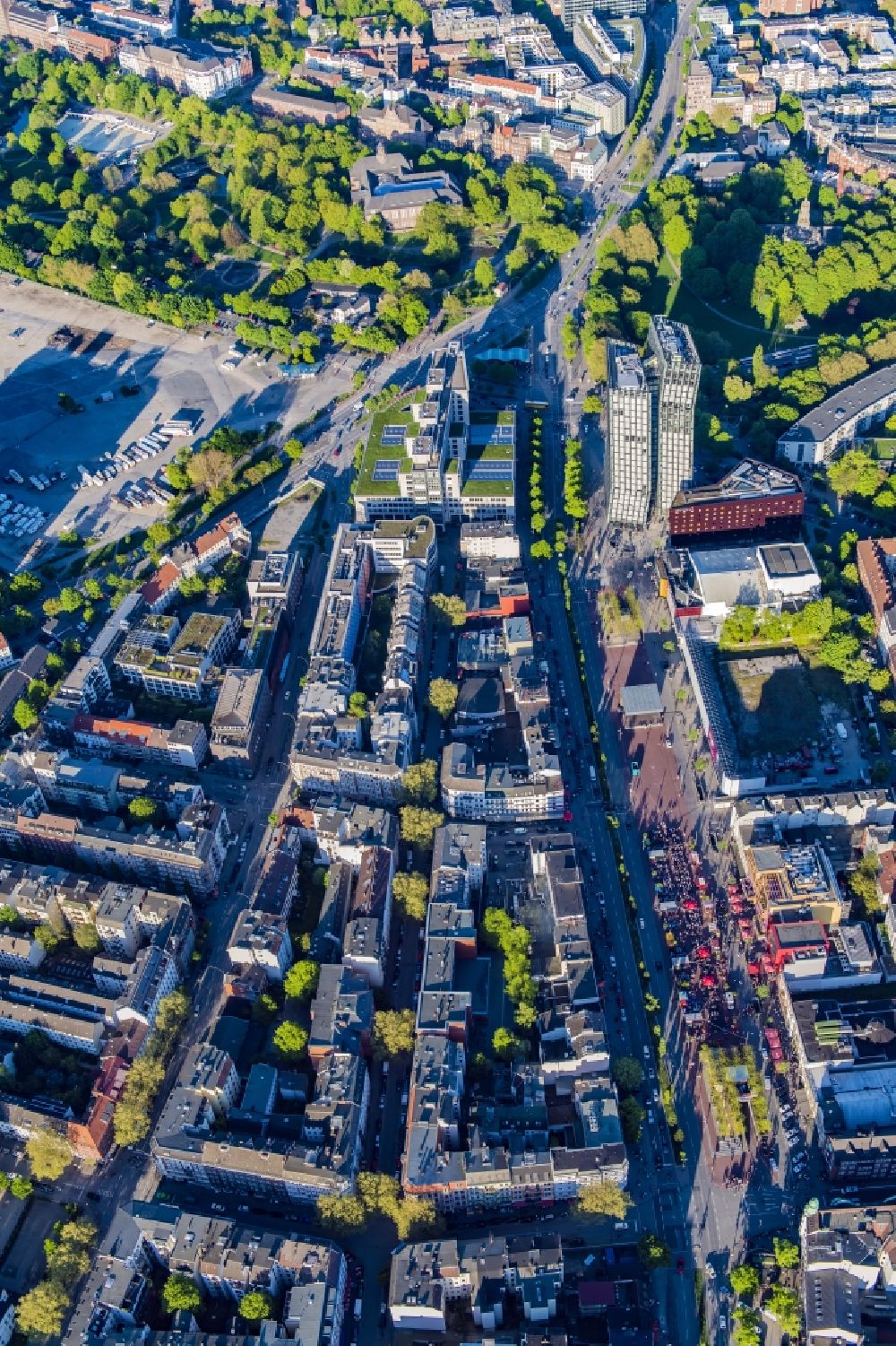 Aerial photograph Hamburg - View of the neighborhood of St.Pauli with business and office buildings and towers in the North of Reeperbahn in Hamburg in Germany