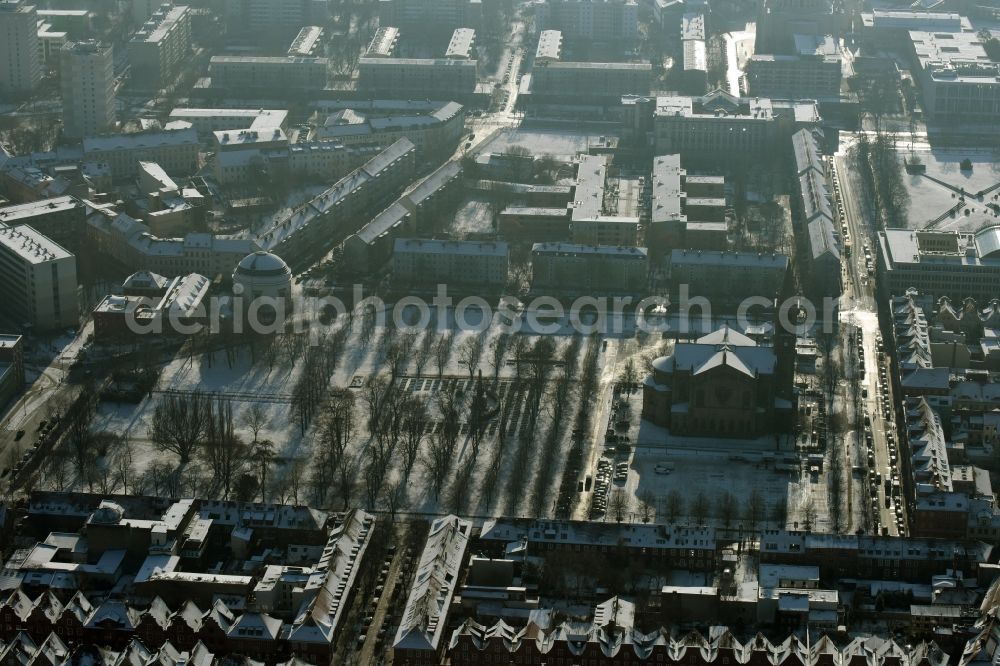 Aerial image Potsdam - View of the snow-covered surrounding area of Bassinplatz Square in the town centre of Potsdam in the state of Brandenburg. Saint Peter and Paul church is located on the Western end of the square, surrounded by historic buildings
