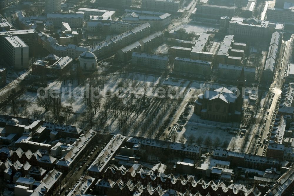 Potsdam from the bird's eye view: View of the snow-covered surrounding area of Bassinplatz Square in the town centre of Potsdam in the state of Brandenburg. Saint Peter and Paul church is located on the Western end of the square, surrounded by historic buildings