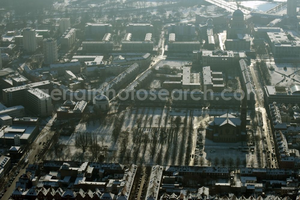 Aerial image Potsdam - View of the snow-covered surrounding area of Bassinplatz Square in the town centre of Potsdam in the state of Brandenburg. Saint Peter and Paul church is located on the Western end of the square, surrounded by historic buildings