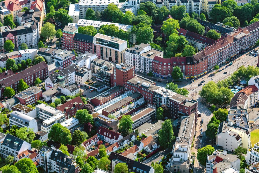 Aerial photograph Hamburg - View of the Winterhude part on the Eastern riverbank of the Aussenalster in the Hanseatic city on place Winterhuder Marktplatz of Hamburg in Germany
