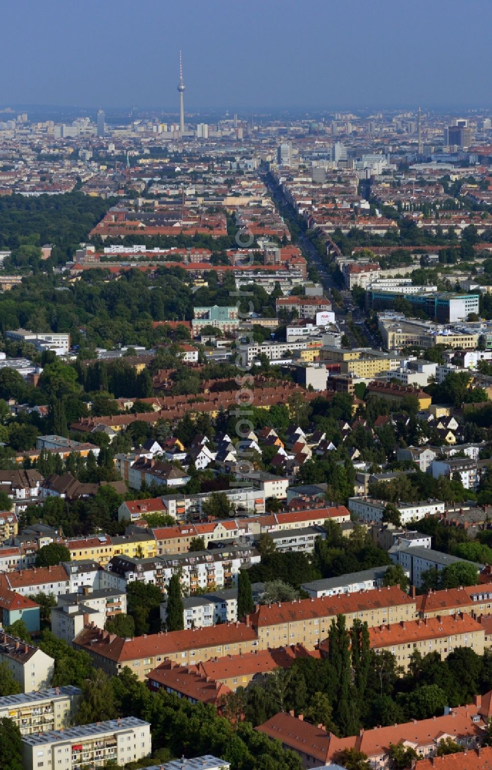 Berlin Reinickendorf from above - Partial view of the city residential areas along the Scharnweberstrasse - Kurt-Schumacher-Damm in Tegel - Reinickendorf in Berlin