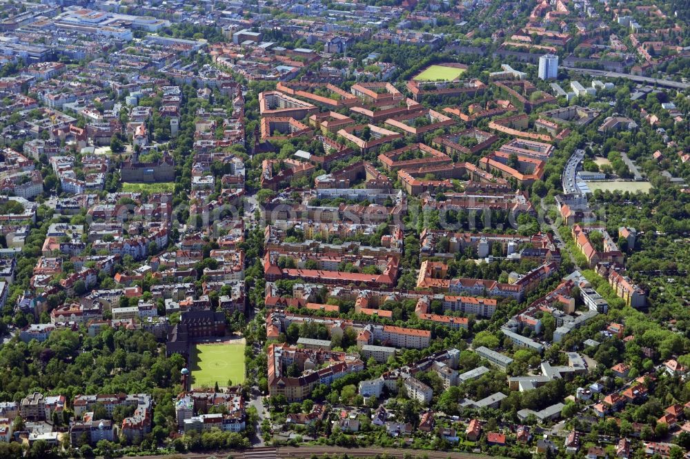 Berlin from above - South the tracks of the circle line shares the road Laubacher the settlement areas in the districts of Friedenau and Wilmersdorf. The distinctive diagonal is the Suedwestkorso a wide street whose houses were built 100 years ago. The area is characterized by beautiful places like the Schiller court and a range of sports fields, the leigen usually in schools. You can see the sports fields at the Offenbacher Strasse, the Wiesbaden road and the sports field Schildhornstrasse. The large, distinctive buildings are the Ruppin Primary School and the Rheingau School