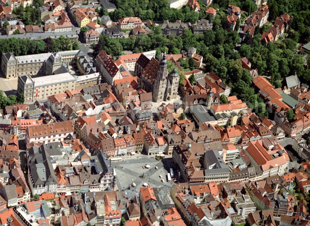 Coburg from the bird's eye view: Blick auf das Stadtzentrum Coburg mit dem Marktplatz und Rathaus. Mit im Bild links oben das Schloss Ehrenburg