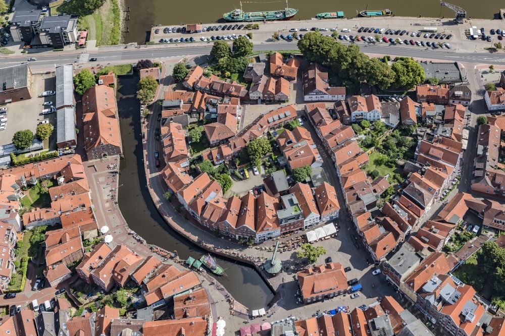 Aerial photograph Stade - City center in the city center area Alter Fischmarkt and Spiegelberg in Stade in the state Lower Saxony