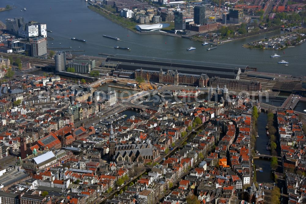 Amsterdam from the bird's eye view: The city center in the downtown area in Amsterdam in Noord-Holland, Netherlands