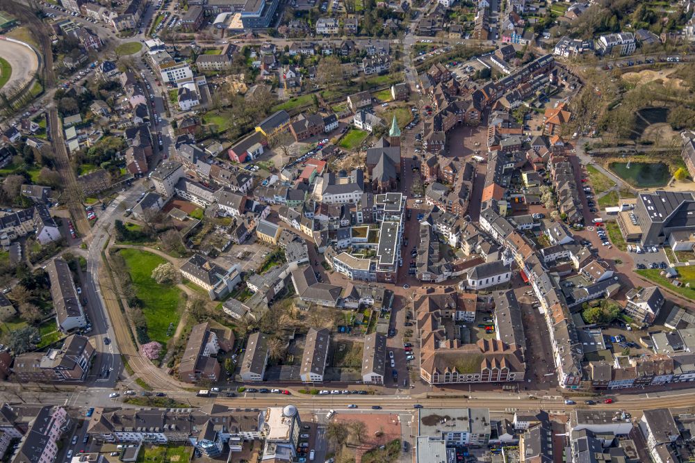 Aerial image Dinslaken - The city center in the downtown area along the Hans-Boeckler-street in Dinslaken at Ruhrgebiet in the state North Rhine-Westphalia, Germany