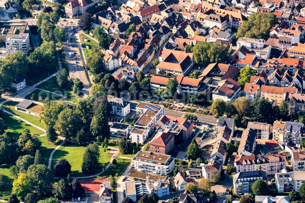 Aerial photograph Offenburg - The city center in the downtown area Grabenallee and on Buergerpark in Offenburg in the state Baden-Wuerttemberg, Germany