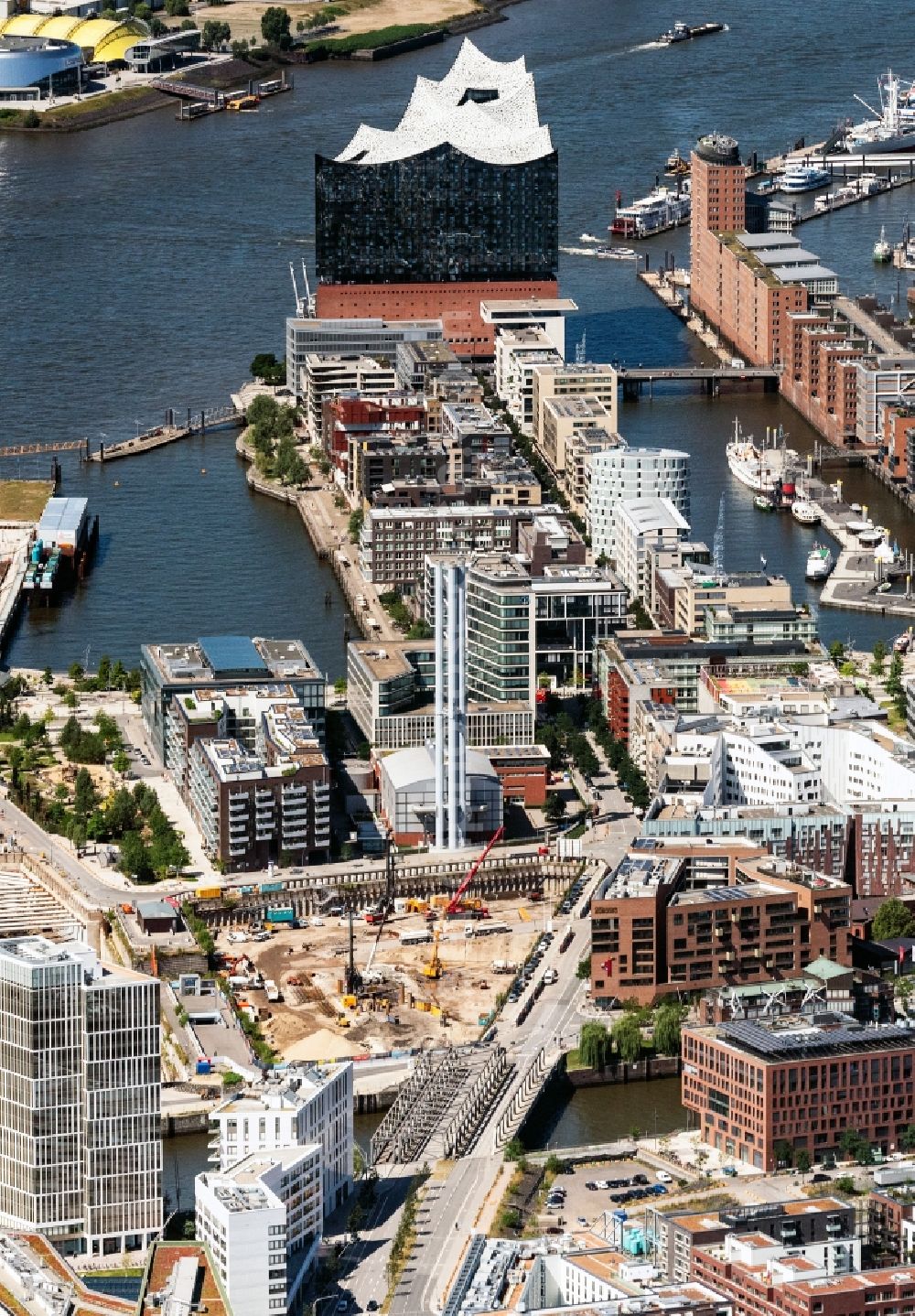 Aerial image Hamburg - City center in the downtown area on the banks of river course of Elbe on the Hafencity in Hamburg