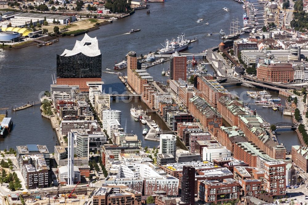 Aerial photograph Hamburg - City center in the downtown area on the banks of river course of Elbe on the Hafencity in Hamburg