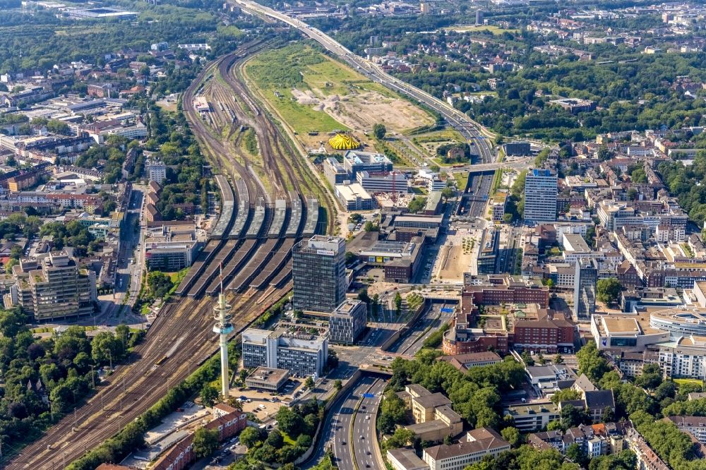 Aerial photograph Duisburg - The city center in the downtown area am Hauptbahnhof along the BAB A59 in the district Dellviertel in Duisburg at Ruhrgebiet in the state North Rhine-Westphalia, Germany