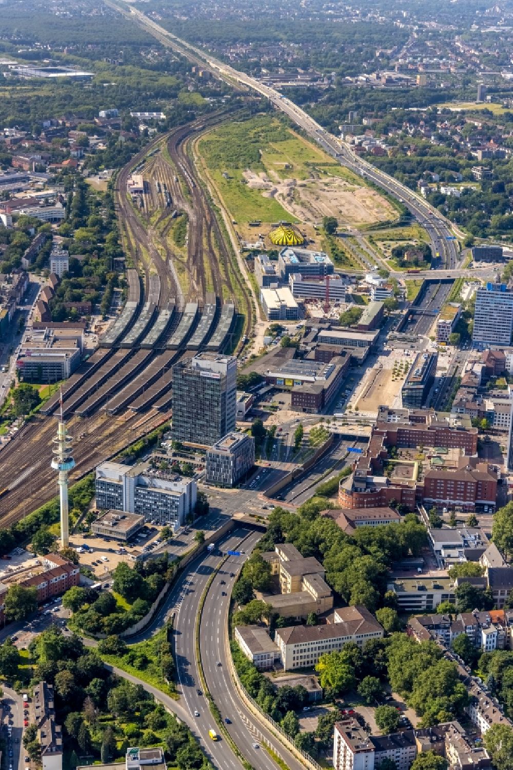 Duisburg from above - The city center in the downtown area am Hauptbahnhof along the BAB A59 in the district Dellviertel in Duisburg at Ruhrgebiet in the state North Rhine-Westphalia, Germany