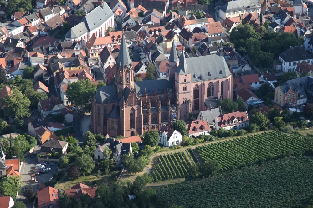 Oppenheim from the bird's eye view: The city center in the downtown area with of Katharinenkirche in Oppenheim in the state Rhineland-Palatinate, Germany