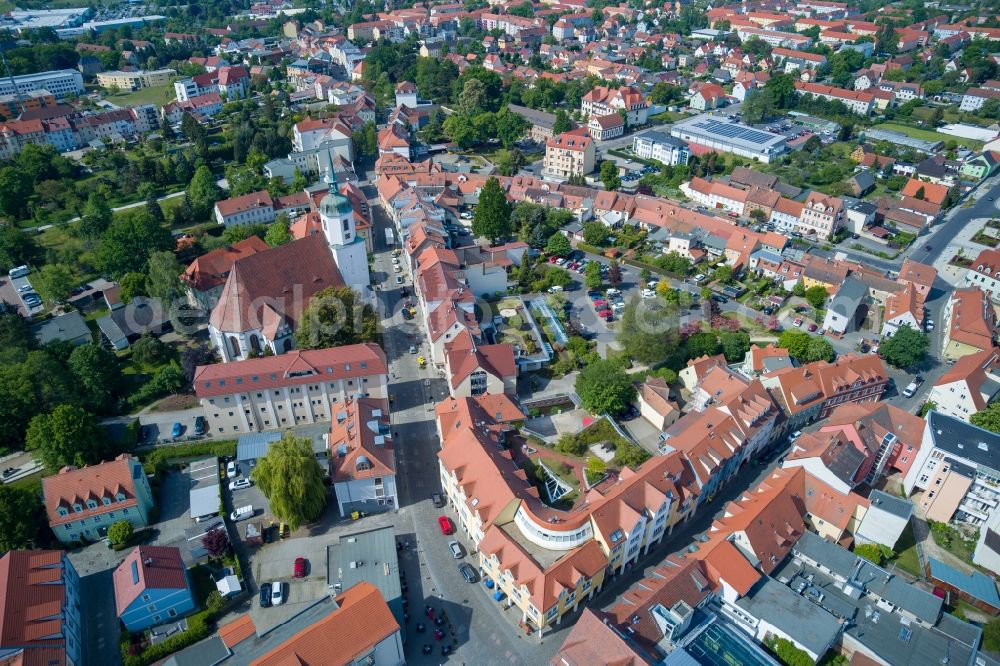 Hoyerswerda from the bird's eye view: The city center in the downtown area on Kirchstrasse to the church Johanneskirche in Hoyerswerda in the state Saxony, Germany