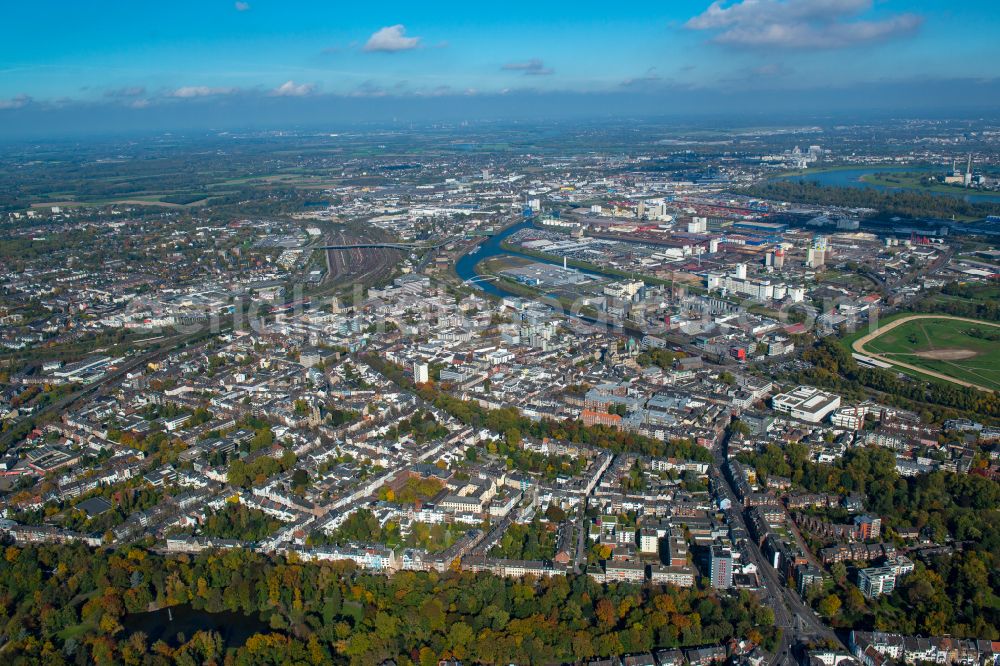Neuss from the bird's eye view: The city center in the downtown area in Neuss in the state North Rhine-Westphalia, Germany