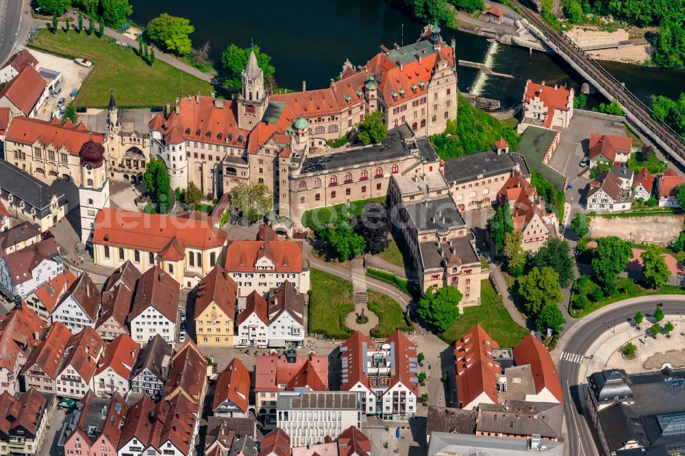 Sigmaringen from the bird's eye view: The city center in the downtown area on Schloss in Sigmaringen in the state Baden-Wuerttemberg, Germany