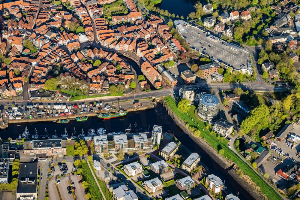 Aerial photograph Stade - City center in the downtown area Spiegelberg on the banks of the river Schwinge - Burggraben in Stade in the state Lower Saxony, Germany